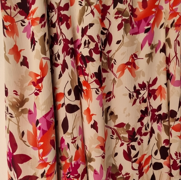 Honor Millburn at EWM Lightweight Floral Midi Skirt Size 22 - Picture 2 of 6